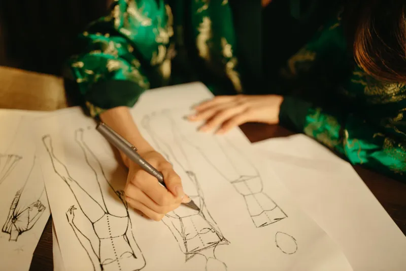 Les confidences tissées : l'art de Yoshiko de cacher des récits dans chaque couture