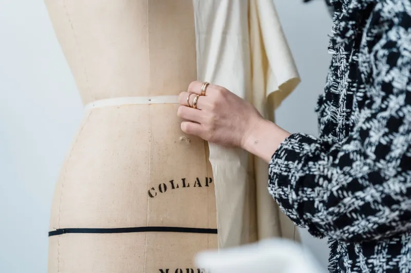 La couture comme méditation : l'éloge du temps suspendu dans l'atelier