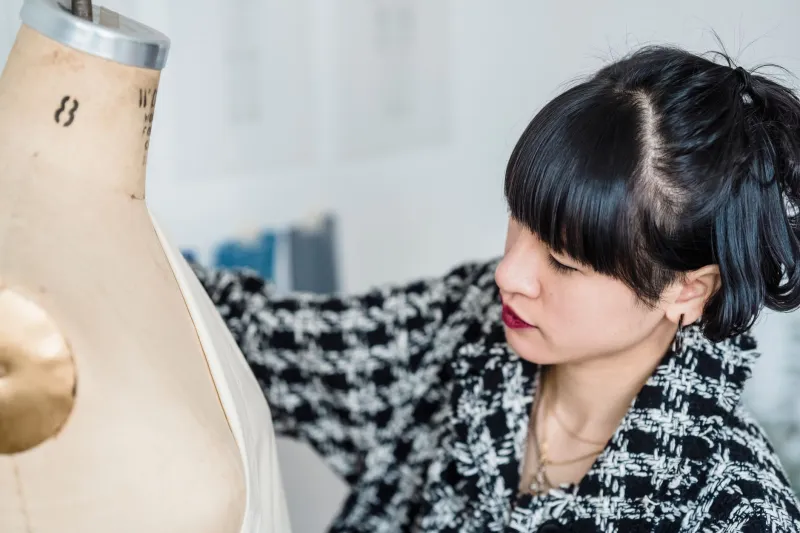 Dans l'intimité des ateliers : le souffle invisible qui donne vie à la haute couture
