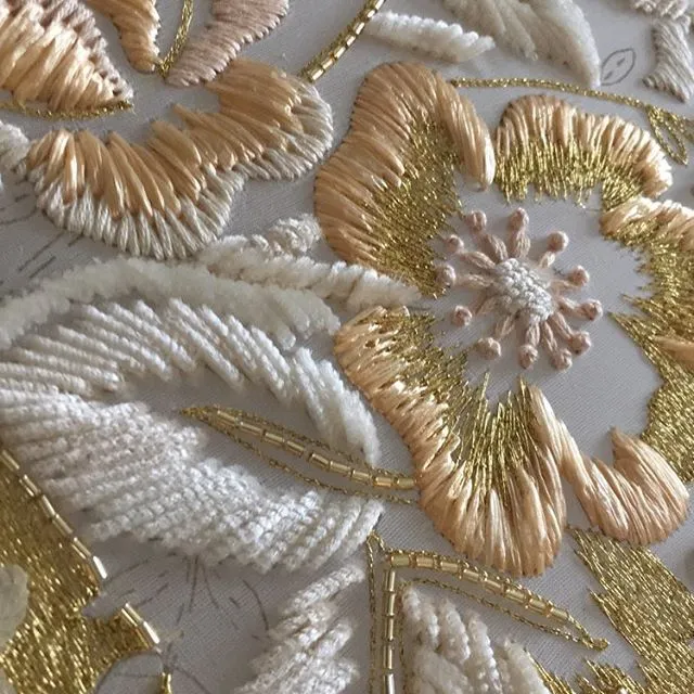 L'or entre les doigts : portrait des brodeurs d'exception qui façonnent la haute couture parisienne