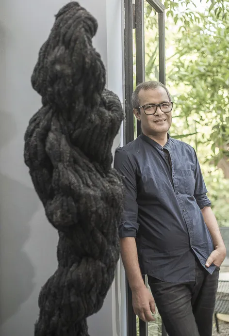 Le secret des points perdus : l'art invisible des finitions en haute couture parisienne
